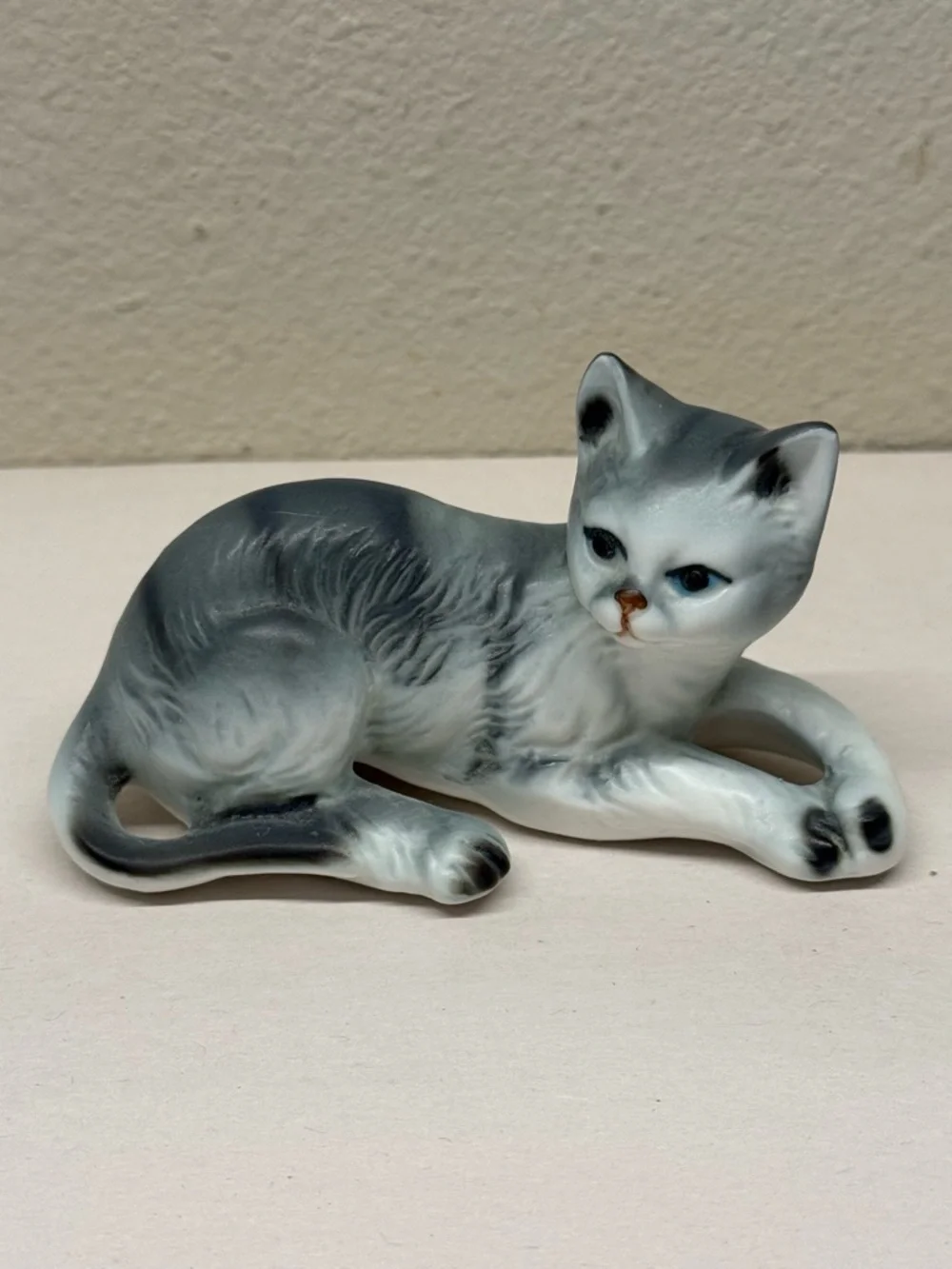 Lot Of 5 Enesco Cat kitten Figurines Gray White Laying Down stretching porcelain